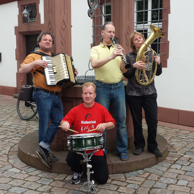 Vor dem Treburer Brunnen